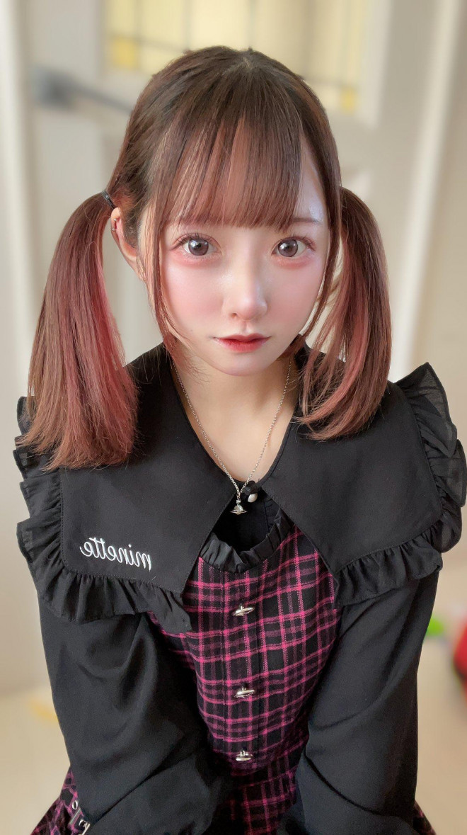 Có lẽ, từ đó, cô ý thức rằng bản thân mình không xinh đẹp nên đã thuyết phục gia đình cho phép cô được phẫu thuật thẩm mỹ. Cuối cùng, gia đình cũng đã đồng ý cho cô nàng "dao kéo".