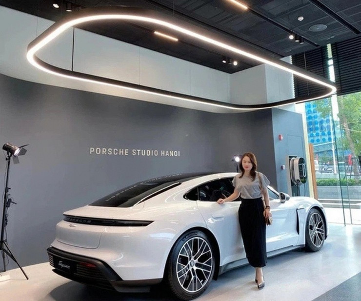 Hot mom Hằng Túi không ít lần chia sẻ về đồ hiệu xa xỉ, đồng hồ đắt tiền hay những bộ sưu tập xe sang khiến người xem trầm trồ.