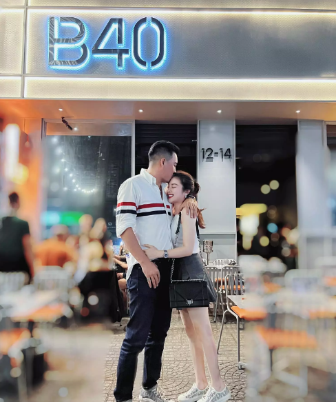 Gần đây nhất, hot mom Hà thành công khai có bạn trai mới, cả hai không ngần ngại thể hiện tình cảm và ghi lại khoảnh khắc ngọt ngào này.