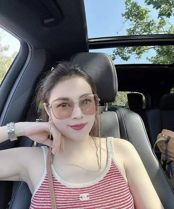 Doanh thu từ việc kinh doanh của Hằng Túi cũng là một con số đáng nể. Ước tính chỉ một thương hiệu cũng đã mang về hàng tỷ đồng/tháng.