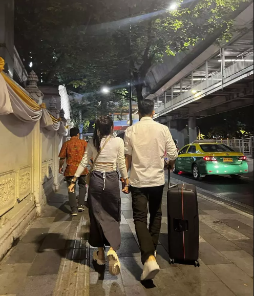 Khi đã công khai trên MXH, Hằng Túi cũng không ngần ngại “xả” ảnh tình tứ bên nhau, trong những chuyến du lịch chung, hẹn hò cuối tuần bên nhau.