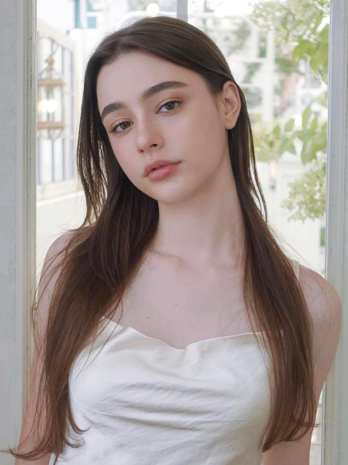 Người đẹp mang quốc tịch Nga được ngợi khen bởi vẻ ngoài như tiên nữ với gương mặt thanh thoát, đường nét hài hòa.