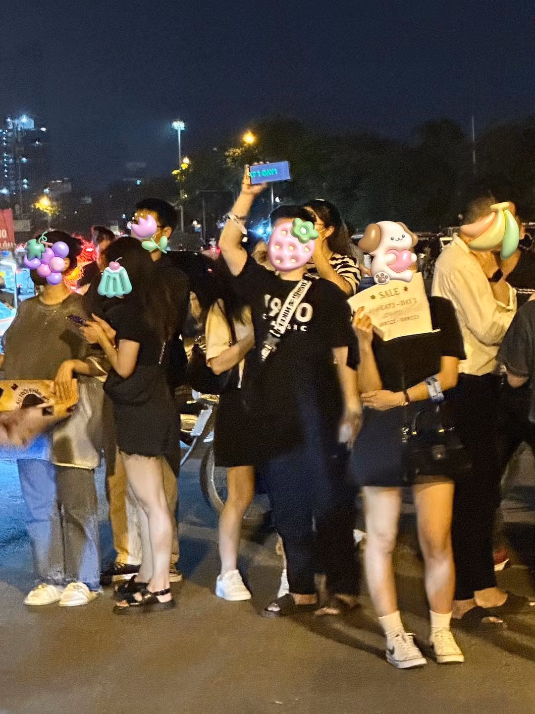 Nhiều người cầm sẵn rất nhiều vòng trên tay để minh chứng cho người mua vé. Khi giao dịch hoàn tất họ sẽ trao đổi vòng tay với nhau.