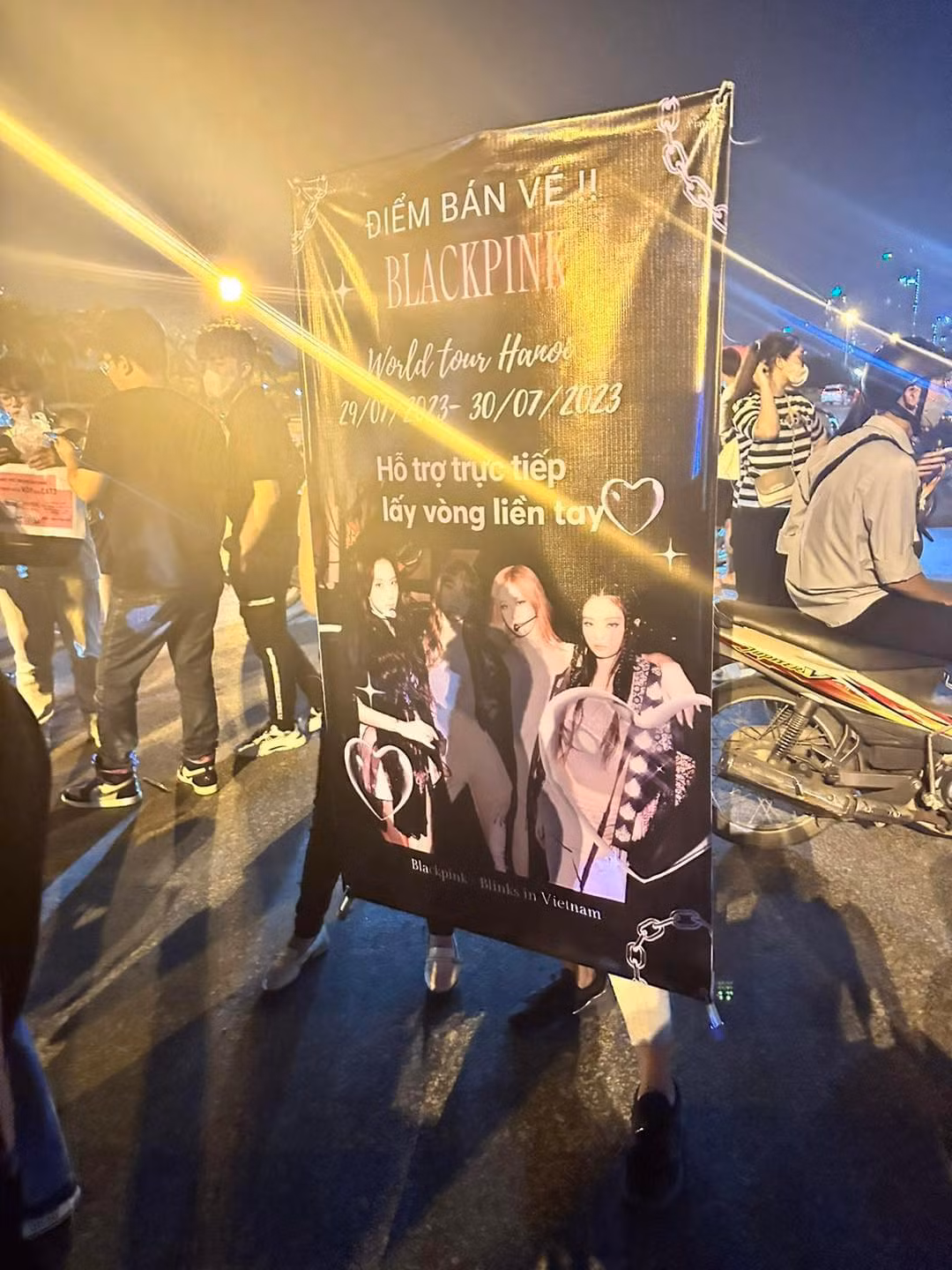 Theo hình ảnh ghi lại, trước sân Mỹ Đình thời điểm trước đêm diễn xuất hiện rất nhiều biển quảng cáo của những người ôm vé, cùng với đó là lời mời chào hấp dẫn.