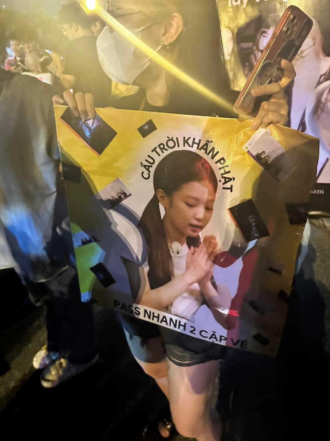 Trên MXH thời gian này ngoài hình ảnh fan của BLACKPINK mong ngóng đến đêm nhạc là nỗi lo lắng không bán được vé của những "dân" ôm vé trước đó quá nhiều.