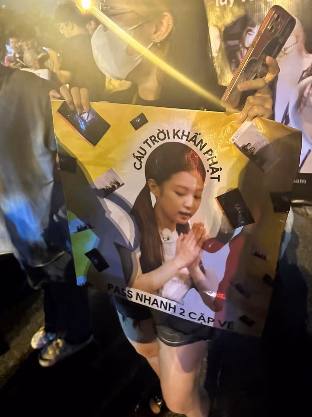 Trên MXH thời gian này ngoài hình ảnh fan của BLACKPINK mong ngóng đến đêm nhạc là nỗi lo lắng không bán được vé của những "dân" ôm vé trước đó quá nhiều.