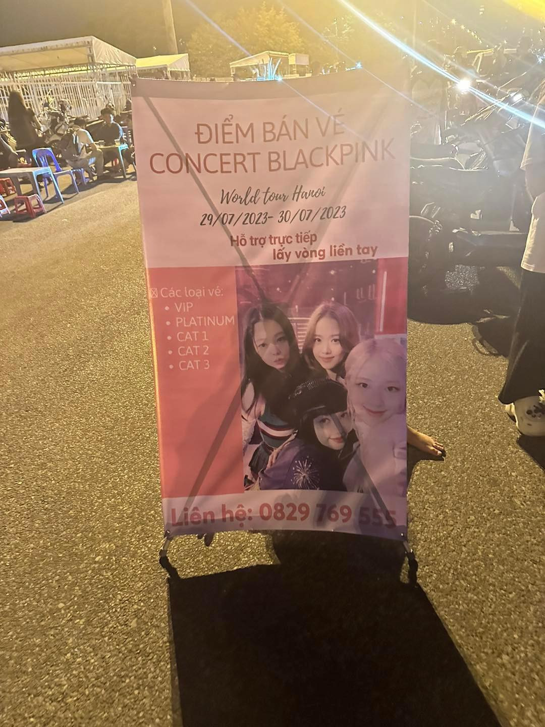 Hàng loạt tấm băng rôn "bán vé" như thế này hiện lên nhan nhản khắp nơi. Tất cả đều khẳng định sẽ "hỗ trợ trực tiếp lấy vòng liền tay".