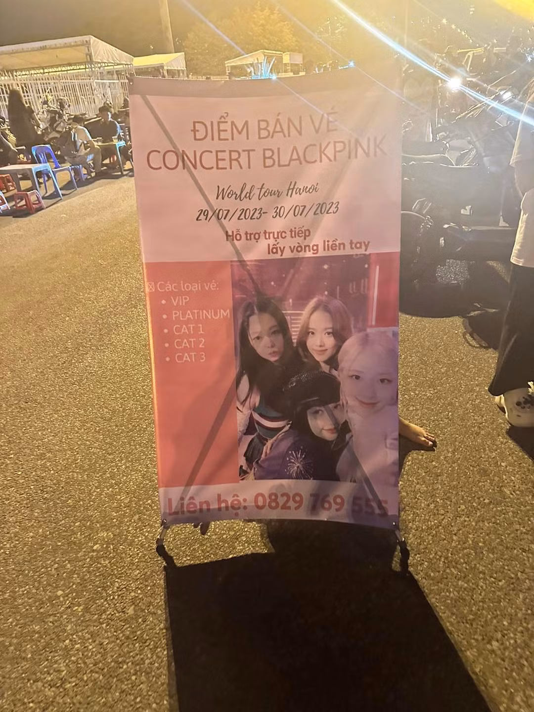 Hàng loạt tấm băng rôn "bán vé" như thế này hiện lên nhan nhản khắp nơi. Tất cả đều khẳng định sẽ "hỗ trợ trực tiếp lấy vòng liền tay".