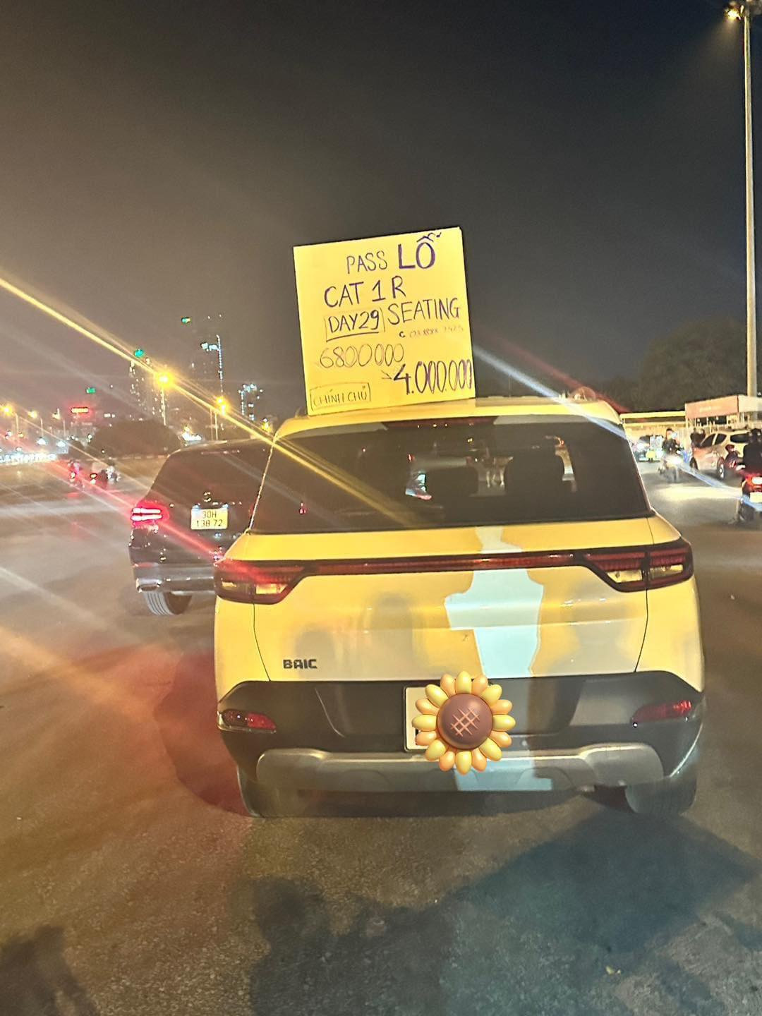 Rất nhiều trường hợp "dở khóc dở cười" đầu tư số tiền lớn để mua vé những tưởng sẽ bán được lại với giá hời, thu lời về cho bản thân tuy nhiên đến sát ngày đến đêm mở màn BORN PINK Tour Hà Nội vẫn chưa thể bán được.