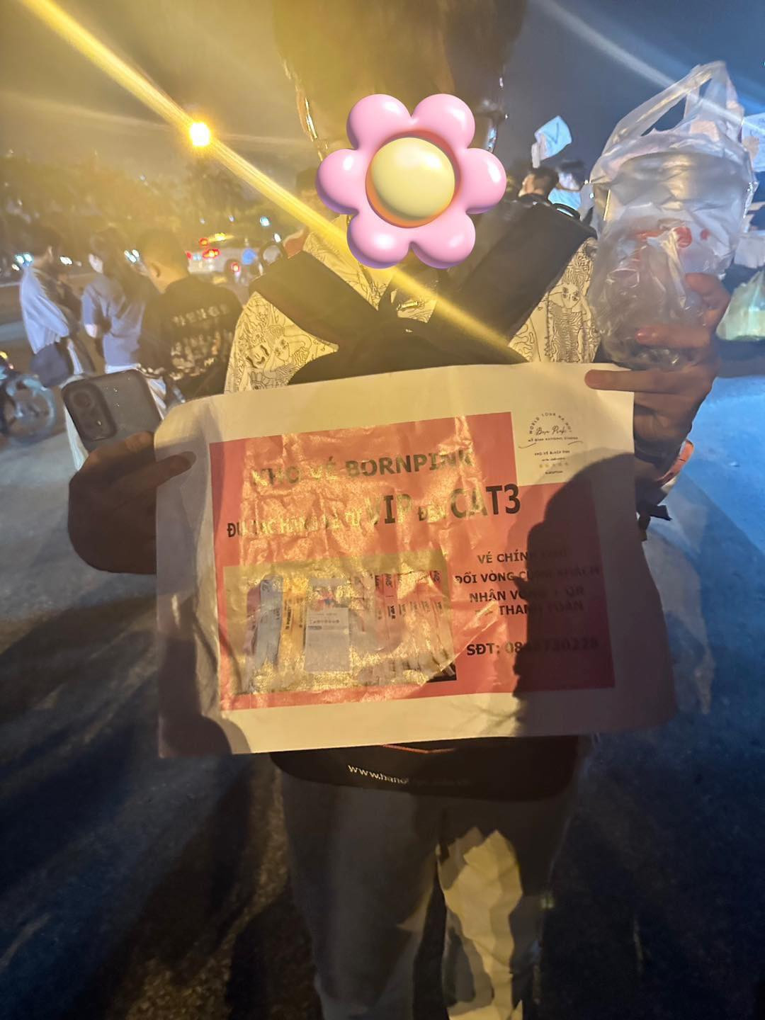 Những người bán vé vây kín SVĐ Mỹ Đình để mong bán được thêm chiếc vé nào hay chiếc nấy. Ảnh: K Crush