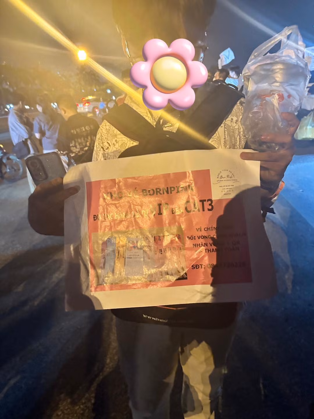 Những người bán vé vây kín SVĐ Mỹ Đình để mong bán được thêm chiếc vé nào hay chiếc nấy. Ảnh: K Crush