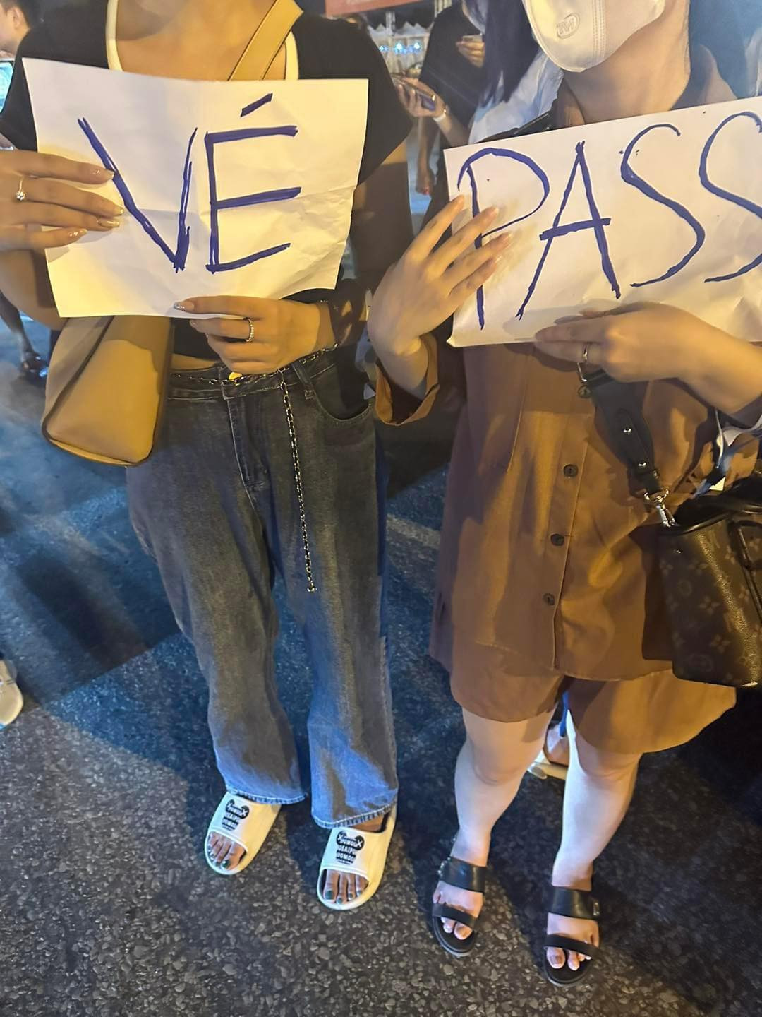 Giá vé được giảm khá sâu, mỗi lần giảm vài triệu và đa phần là các vé VIP có giá trị cao.