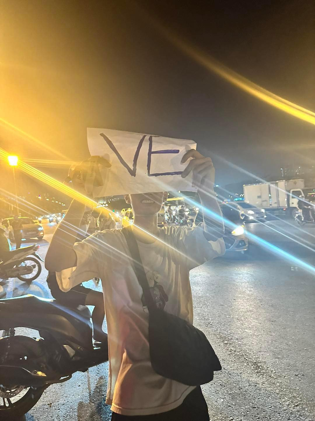 Nhiều bạn trẻ còn tự thiết kế biển quảng cáo "pass vé" nhằm thu hút sự chú ý của fan BLACKPINK.