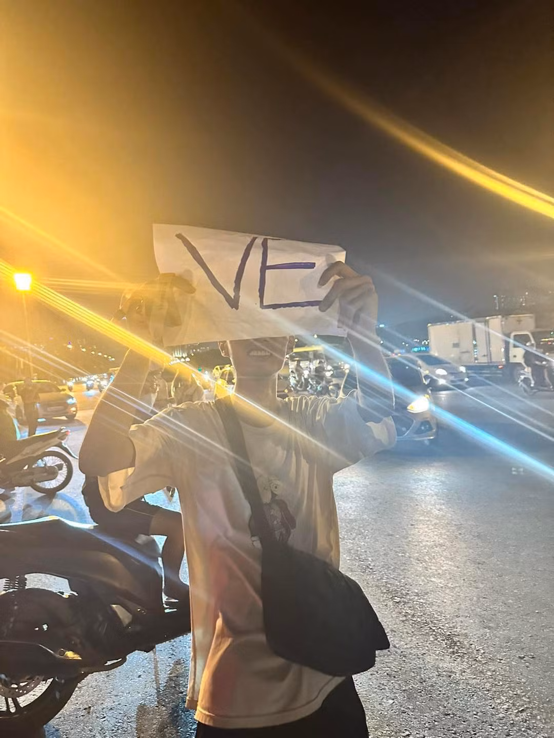 Nhiều bạn trẻ còn tự thiết kế biển quảng cáo "pass vé" nhằm thu hút sự chú ý của fan BLACKPINK.