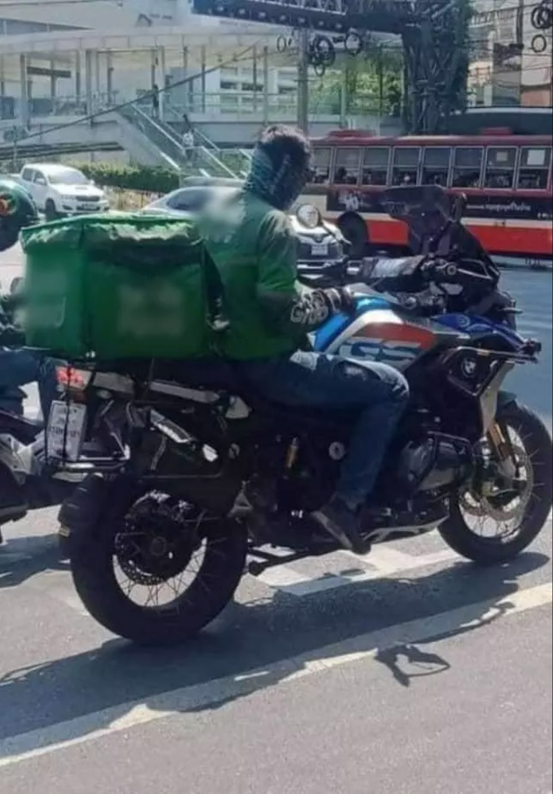 Dù nắng mưa vất vả cũng không ngăn nổi đam mê của anh. Ảnh: Tổng hợp