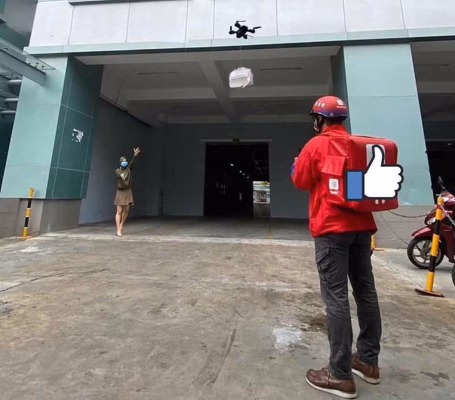 Vẫn đảm bảo giao hàng cho khách với khoảng cách an toàn, anh chàng shipper này đã sử dụng flycam để di chuyển chúng.