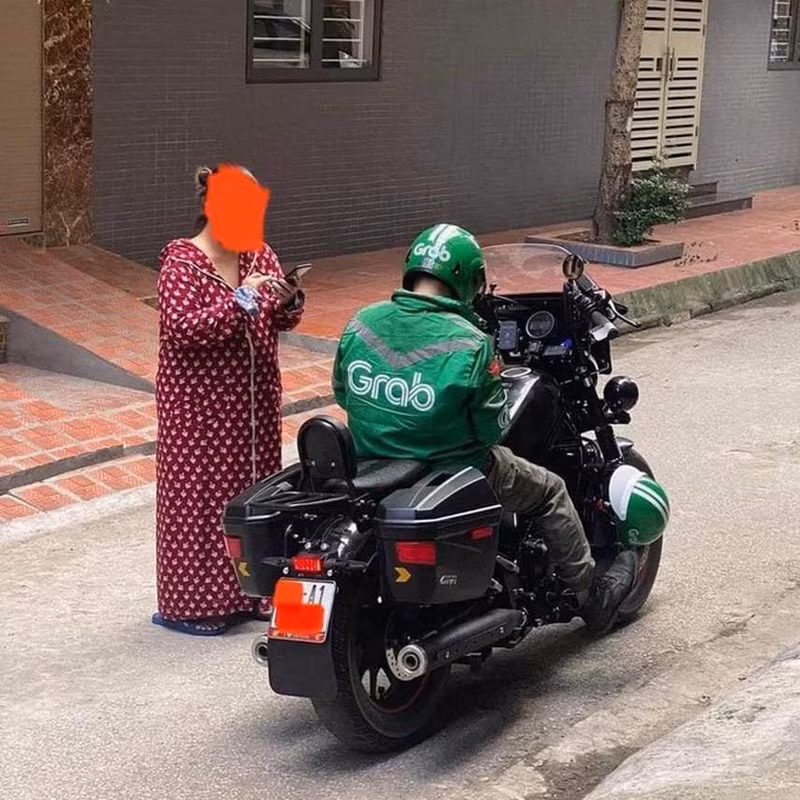 Hoi shipper lam vi dam me, phuong tien giao hang ai nhin cung “choang“