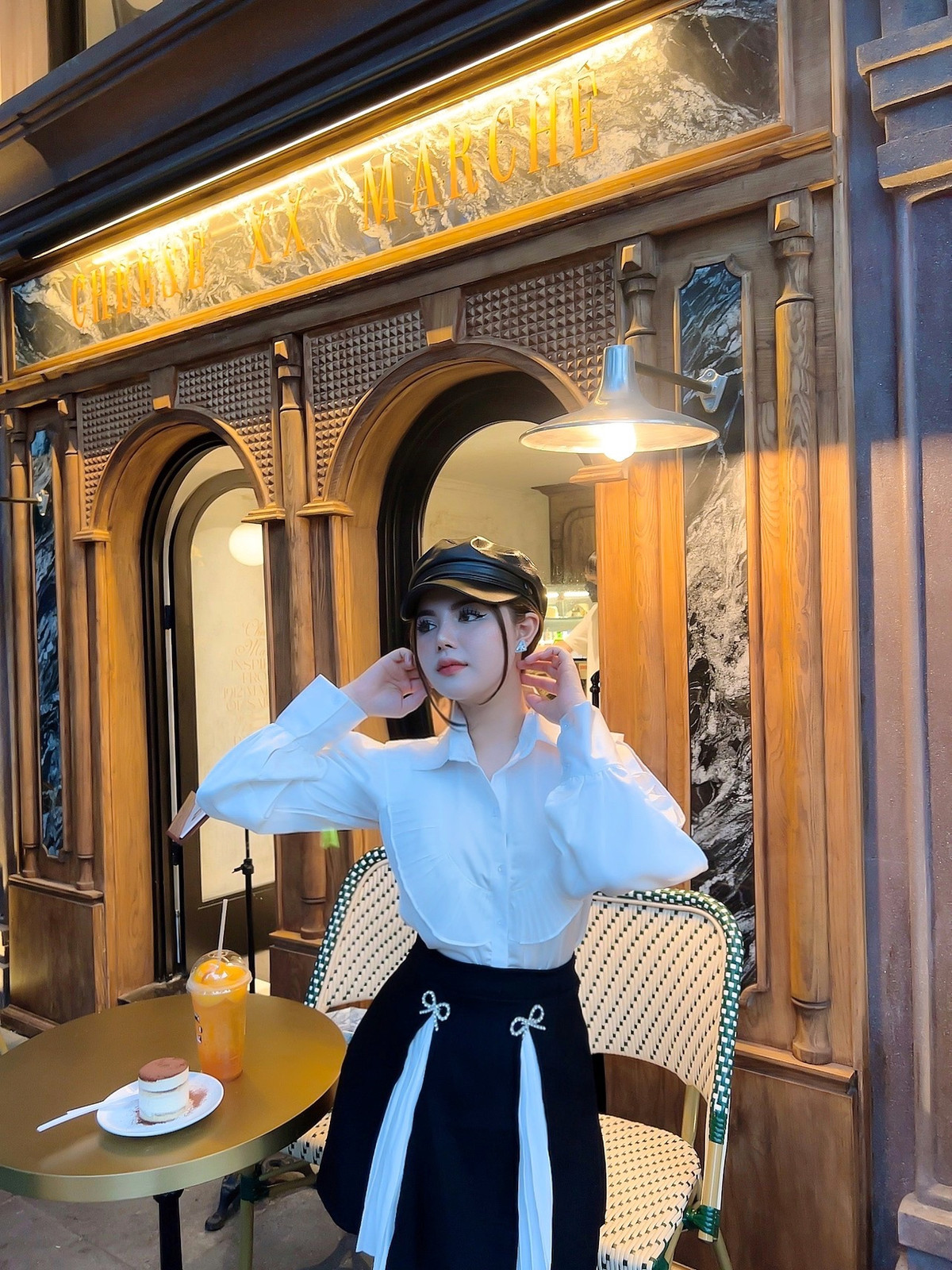 Ngọc Khanh gây ấn tượng với người đối diện bởi nhan sắc khả ái, đôi mắt to tròn cùng nụ cười răng khểnh duyên dáng.