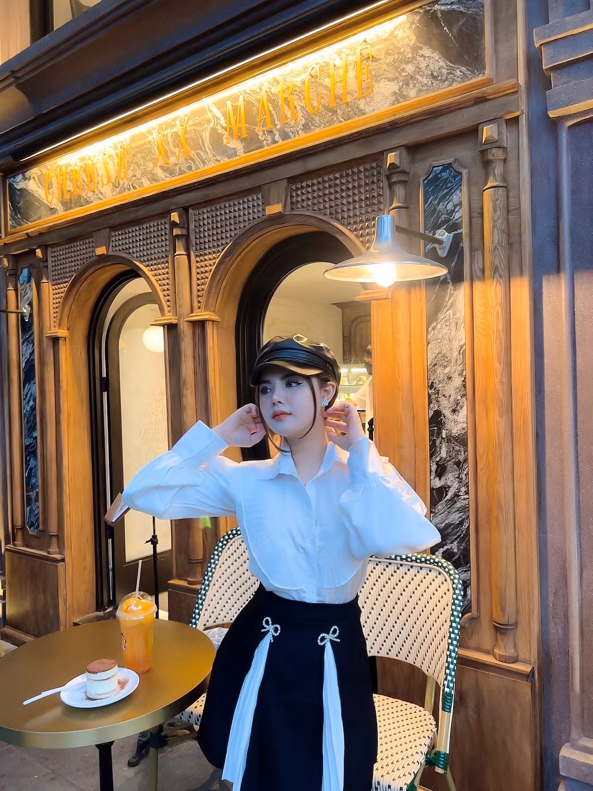 Ngọc Khanh gây ấn tượng với người đối diện bởi nhan sắc khả ái, đôi mắt to tròn cùng nụ cười răng khểnh duyên dáng.