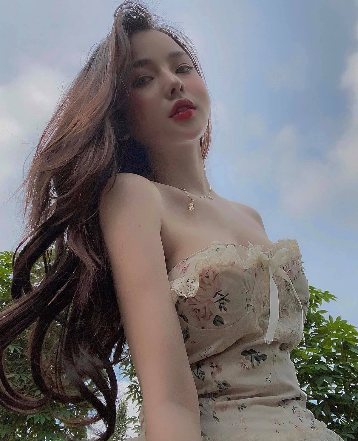 Nene gây ấn tượng bởi gương mặt xinh như búp bê cùng vóc dáng gợi cảm.