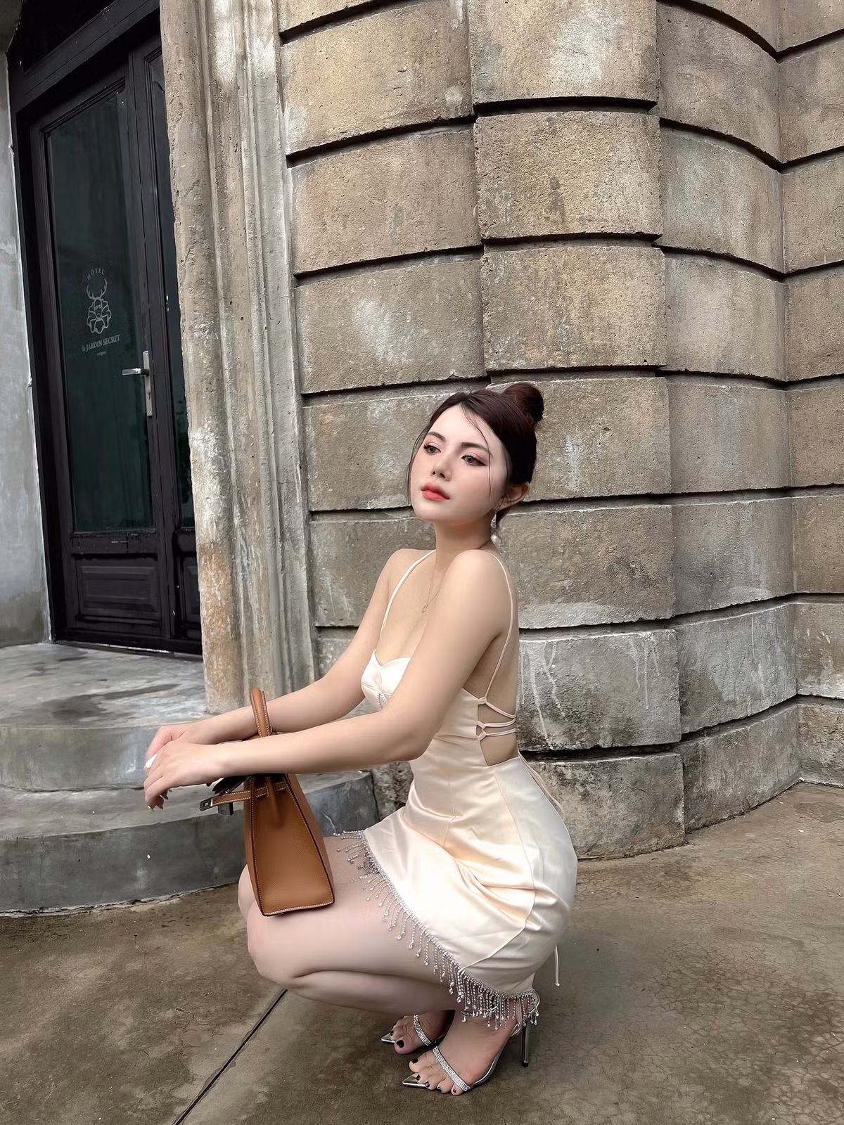 Khanh thường xuyên bị nhầm là hot girl lai bởi vì gương mặt mang nét đẹp lai Tây ấn tượng của cô.