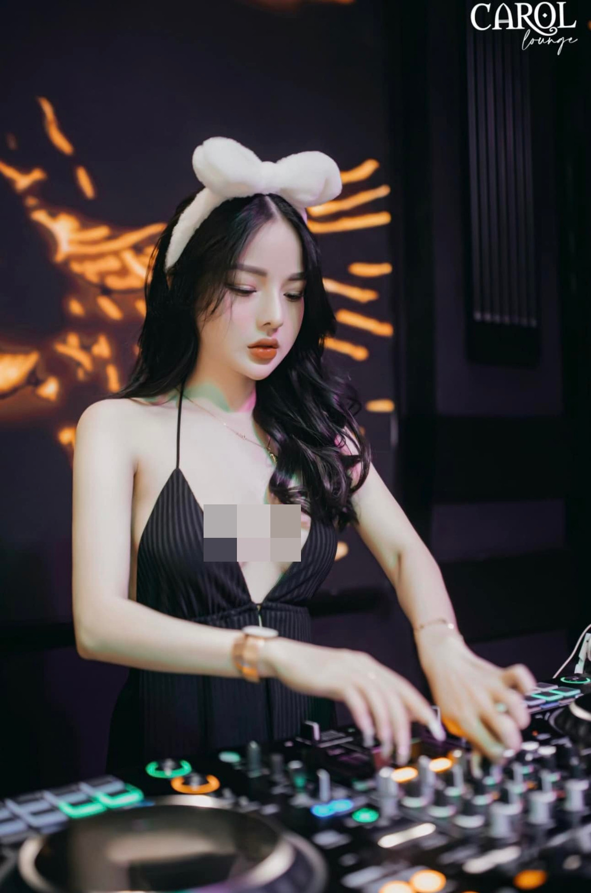 Phong cách của Nene được nhận xét quyến rũ có chừng mực nhờ cách phối đồ khéo léo. Ảnh: FBNV