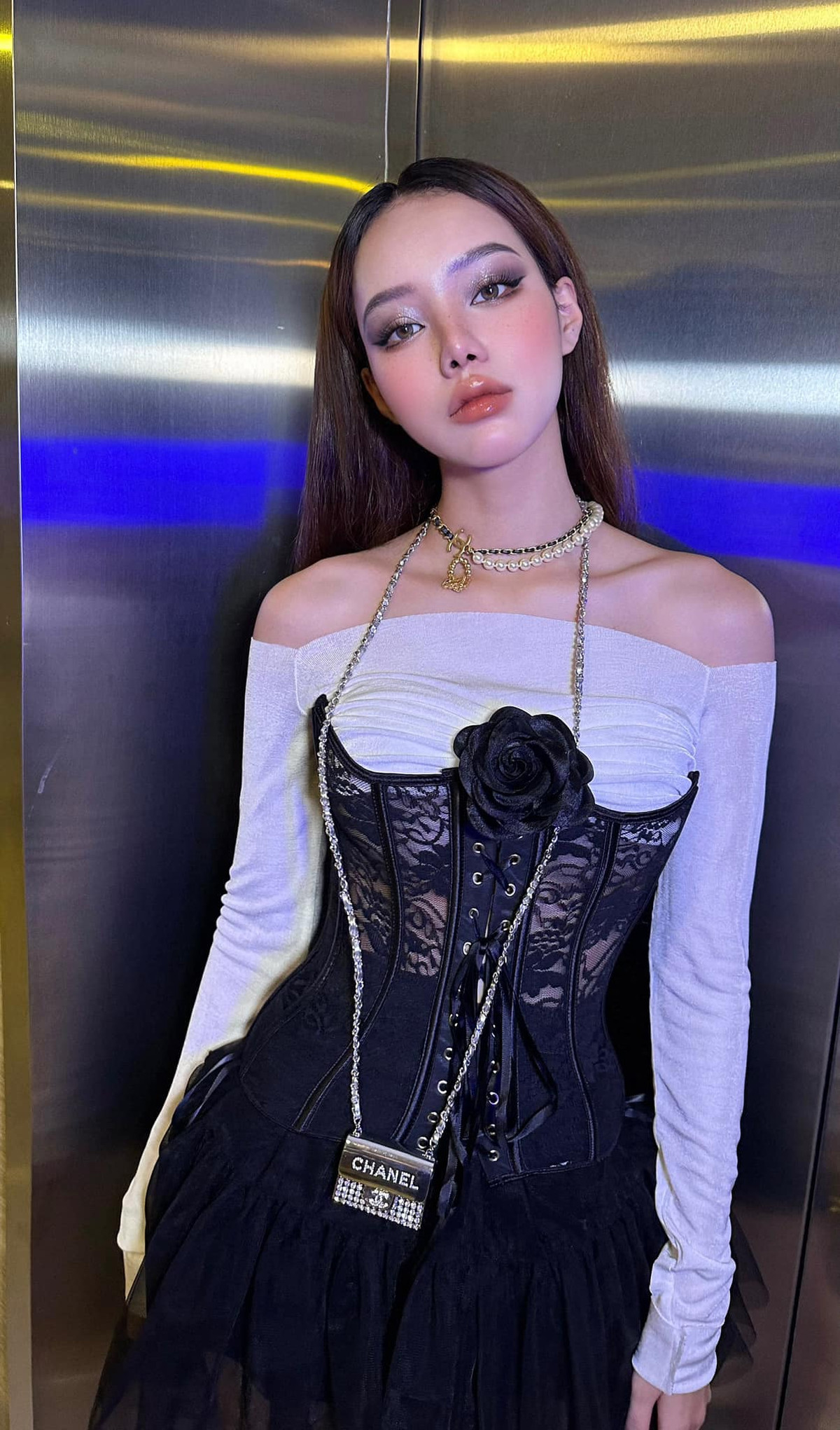 Cô không quên khoe khéo hình thể và nhan sắc nổi bật, nhất là vòng một đẫy đà.