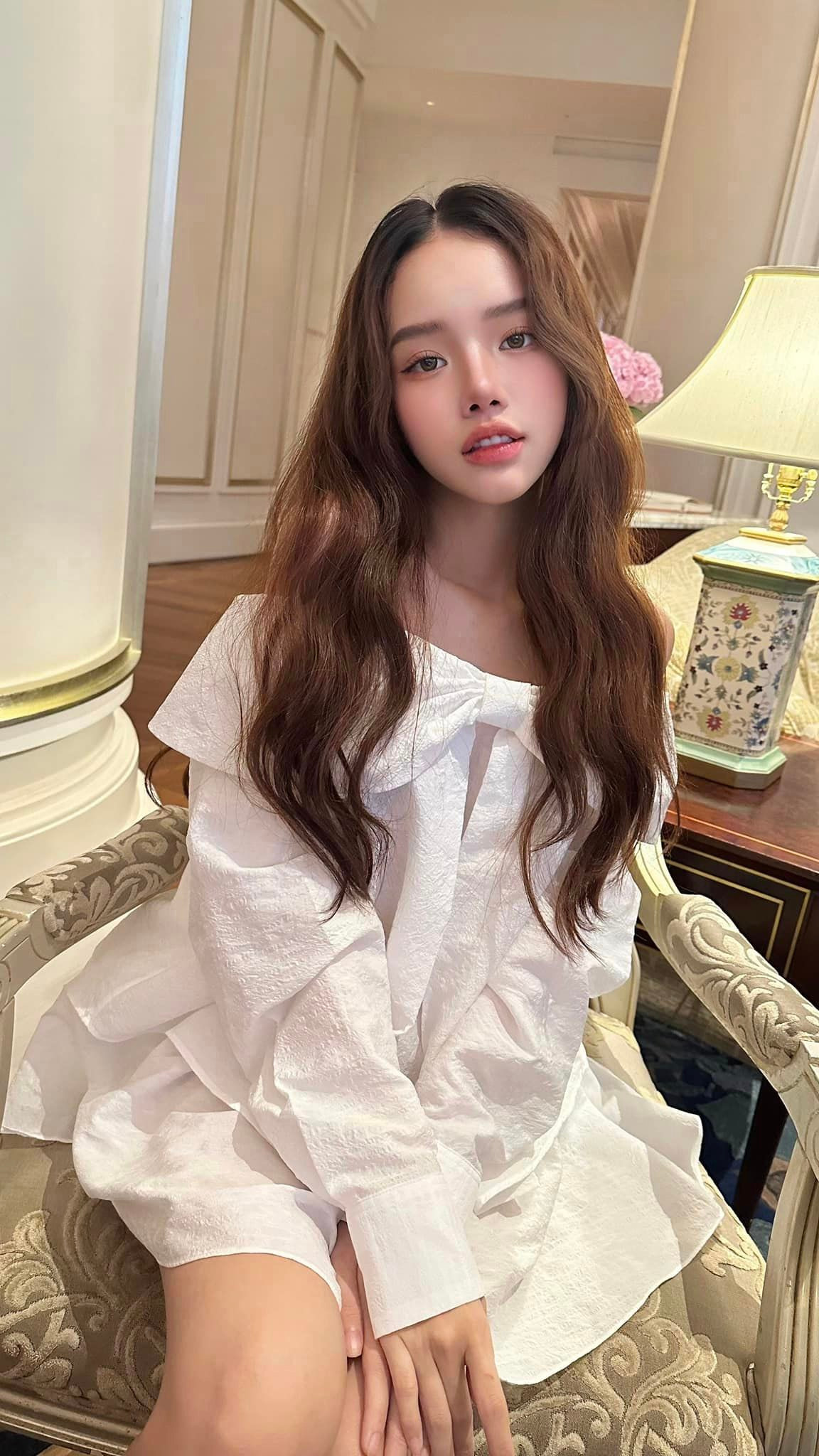 Jimin Young nổi tiếng trên MXH nhờ những clip trang điểm, biến hình “vịt hóa thiên nga”.