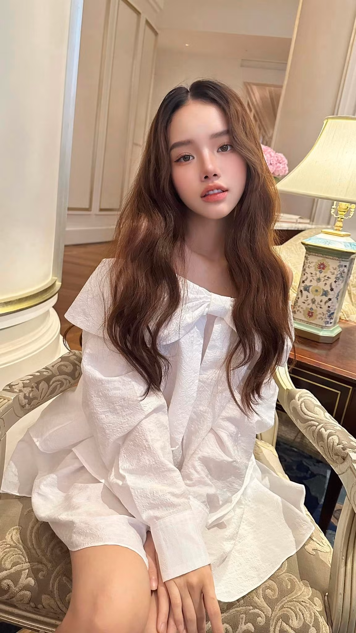 Jimin Young nổi tiếng trên MXH nhờ những clip trang điểm, biến hình “vịt hóa thiên nga”.