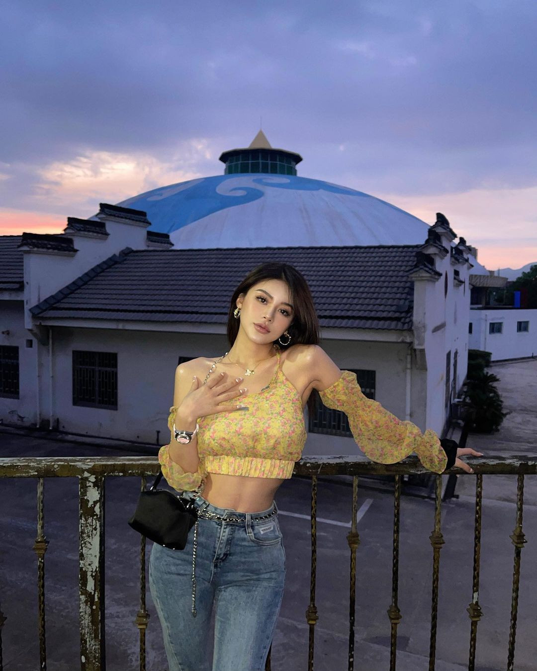 Vòng eo con kiến trứ danh của Jia Jun Ya cũng là điểm cộng trên cơ thể của cô gái này. Ảnh: IGNV