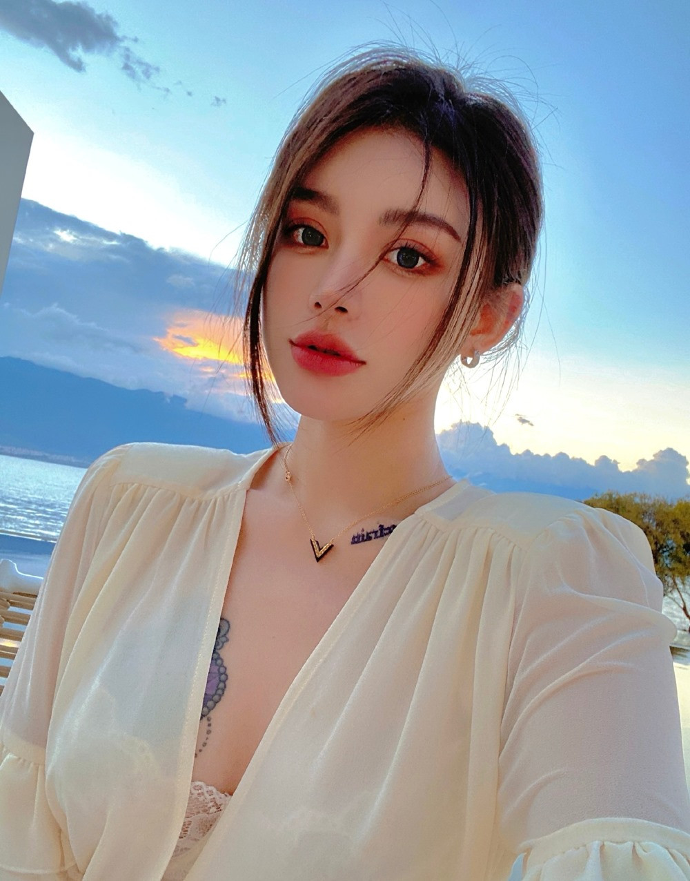 Cô có lượng người theo dõi không nhỏ trên mạng xã hội. Tính tổng Weibo và Instagram là gần 800 nghìn lượt follow.