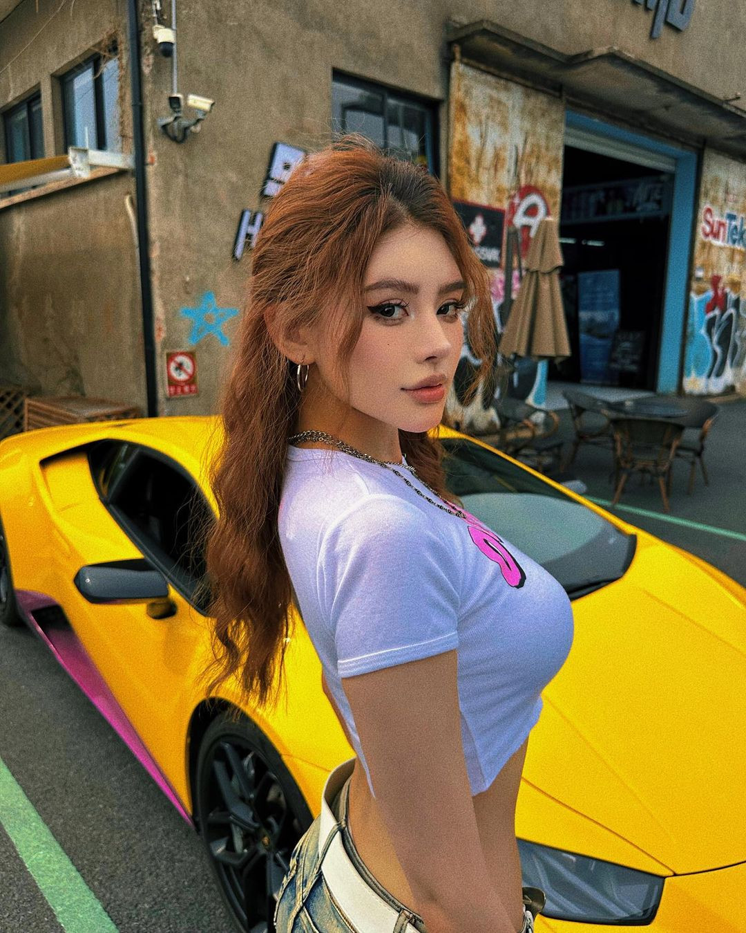 Mới đây, những hình ảnh tạo dáng gợi cảm bên siêu xe Lamborghini của một hot girl Trung Quốc gây sốt MXH. Đặc biệt, người đẹp chọn diện croptop phối cùng quần cạp trễ càng tôn lên vóc dáng của mình.