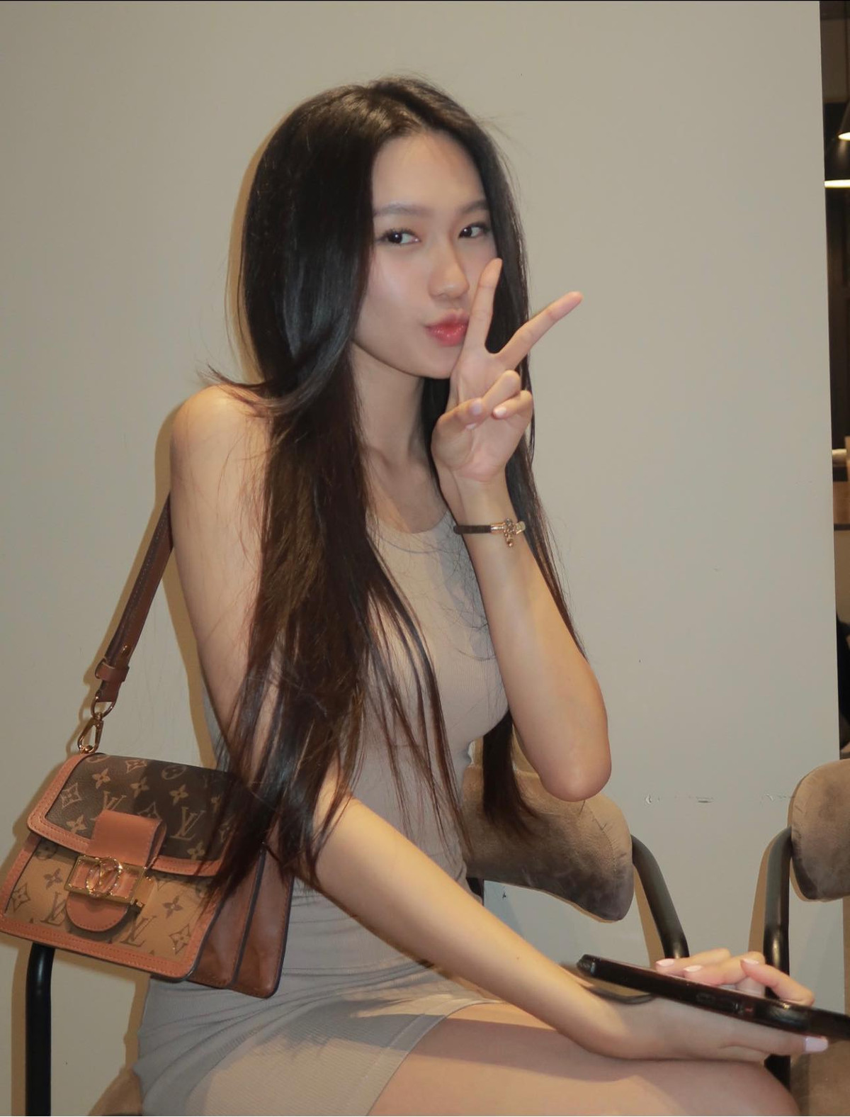 Người đẹp 22 tuổi cho hay, đến mẹ ruột cô cũng phải hoang mang, hiểu lầm vì vòng eo của con gái.