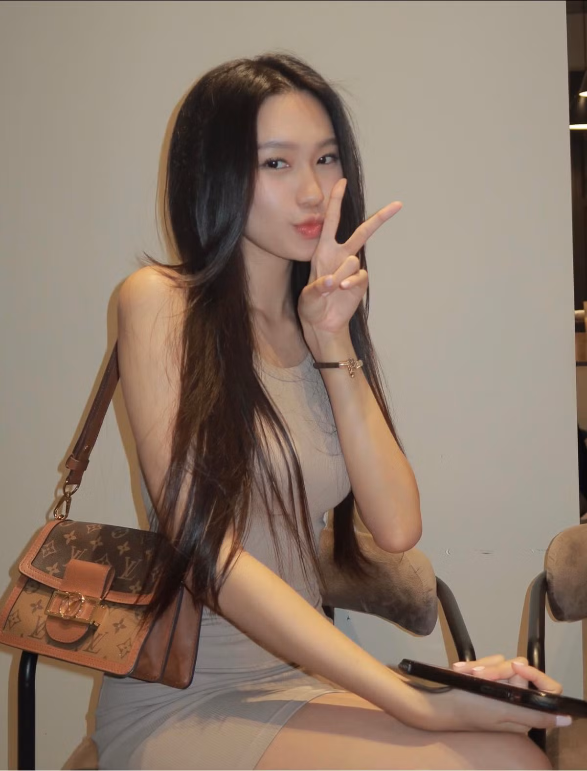 Người đẹp 22 tuổi cho hay, đến mẹ ruột cô cũng phải hoang mang, hiểu lầm vì vòng eo của con gái.