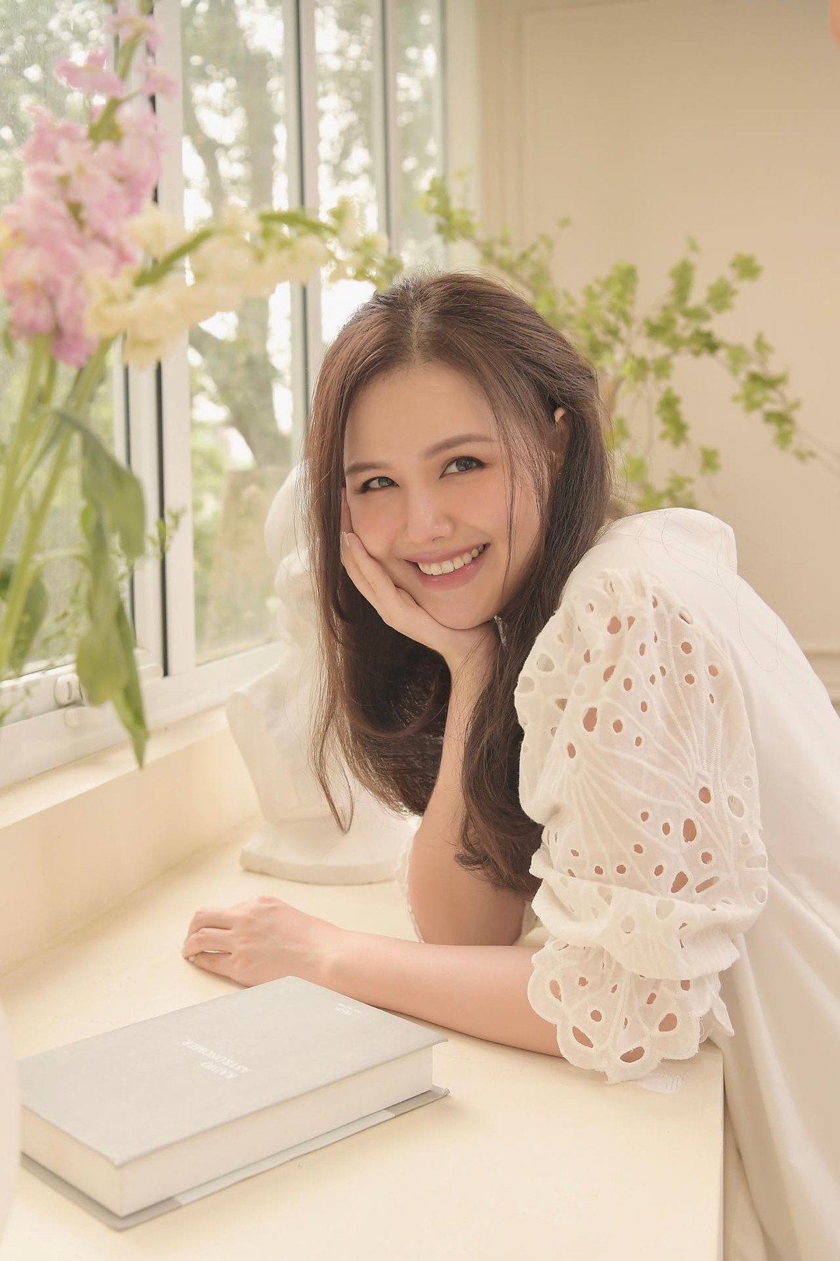 Cô chọn tone make-up màu cam nude, nhấn nhá nhẹ ở phần mắt và đôi môi nên càng làm tôn lên vẻ quyến rũ của gương mặt.