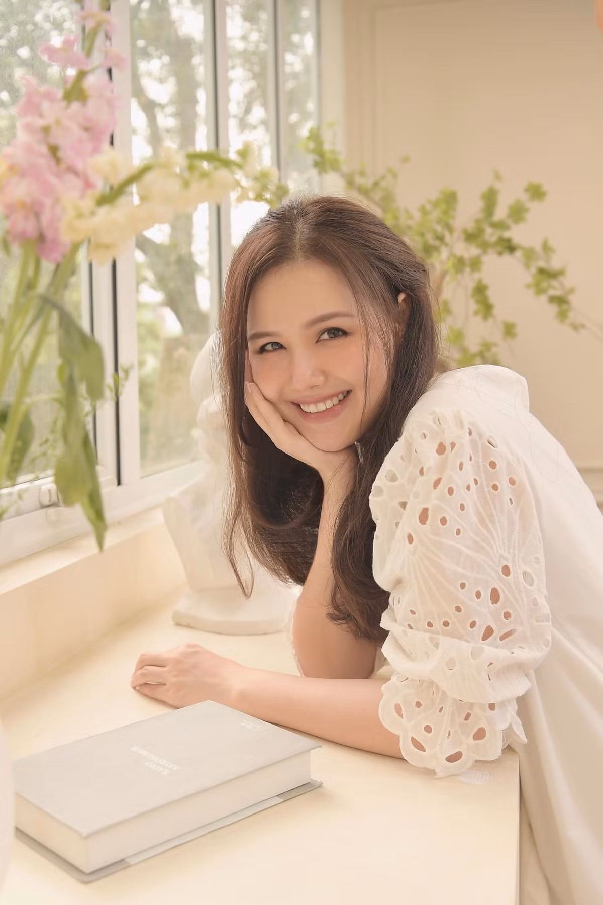 Cô chọn tone make-up màu cam nude, nhấn nhá nhẹ ở phần mắt và đôi môi nên càng làm tôn lên vẻ quyến rũ của gương mặt.