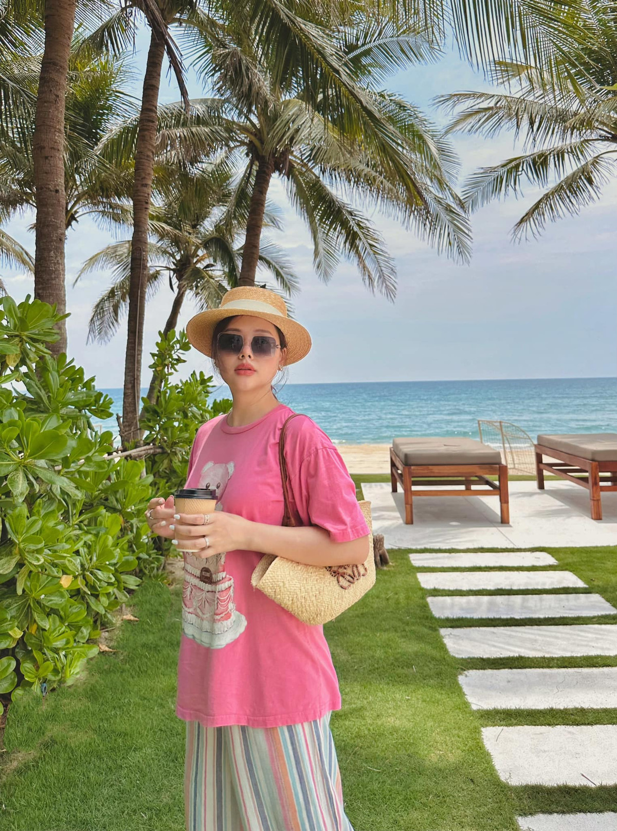 Bà mẹ 2 con khiến cư dân mạng trầm trồ với gương mặt được trang điểm nhẹ nhàng nhưng vẫn tôn lên những đường nét sắc sảo vốn có.