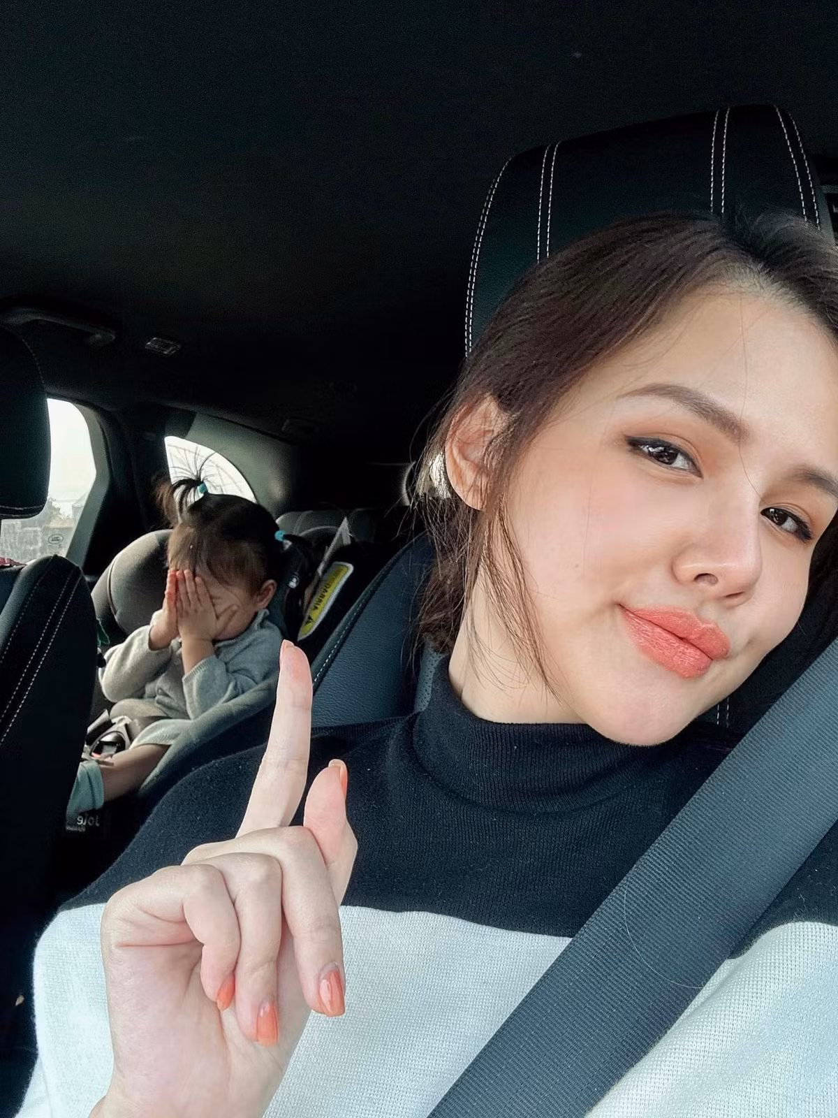 Tháng 5/2020, Phanh Lee lên xe hoa với bạn trai doanh nhân. Hiện tại, cặp đôi đã có hai nhóc tỳ đáng yêu.