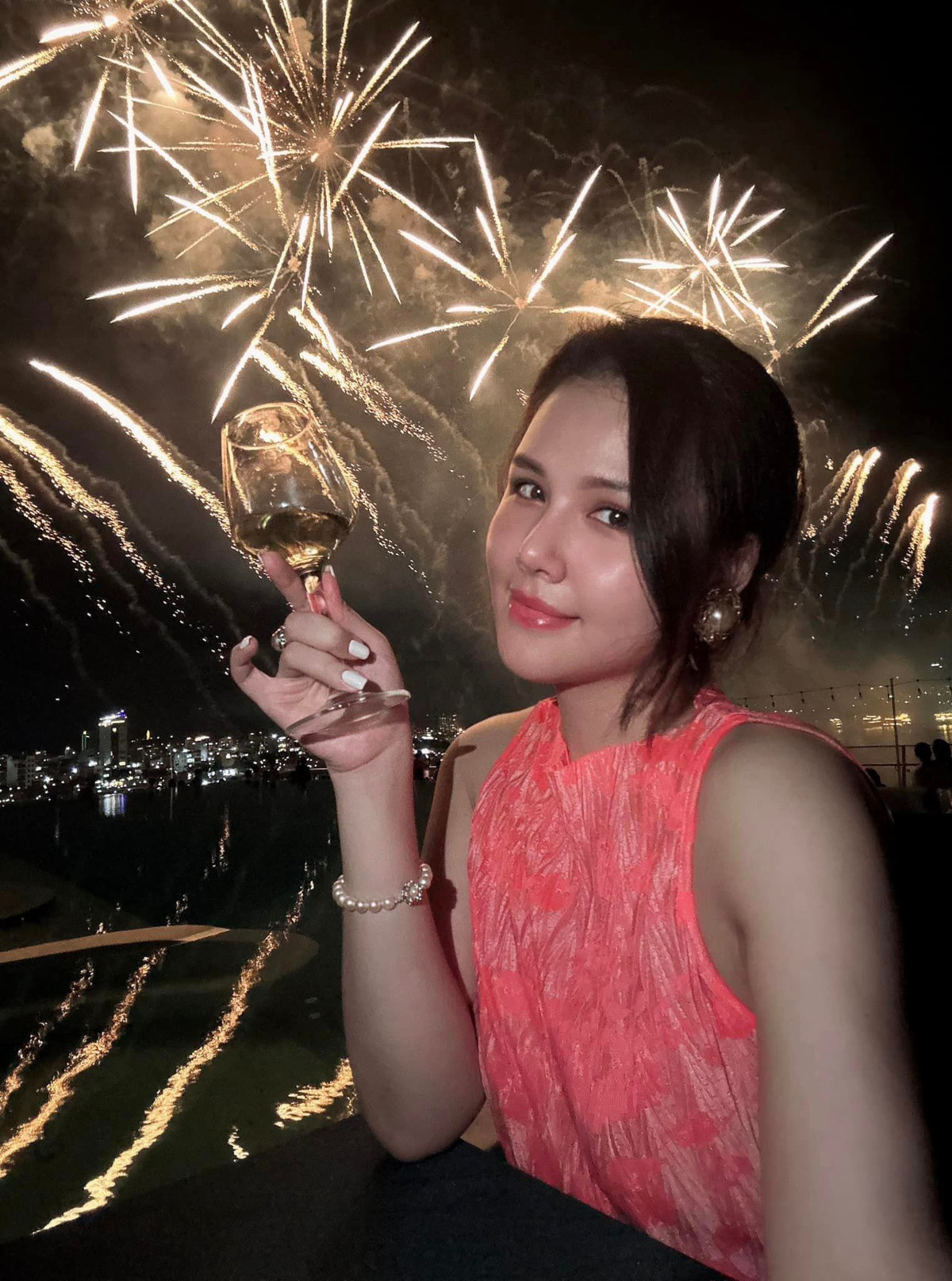 Sau sinh con, Phanh Lee hiếm hoi chia sẻ hình ảnh gương mặt chính diện của mình ở góc cận như vậy.