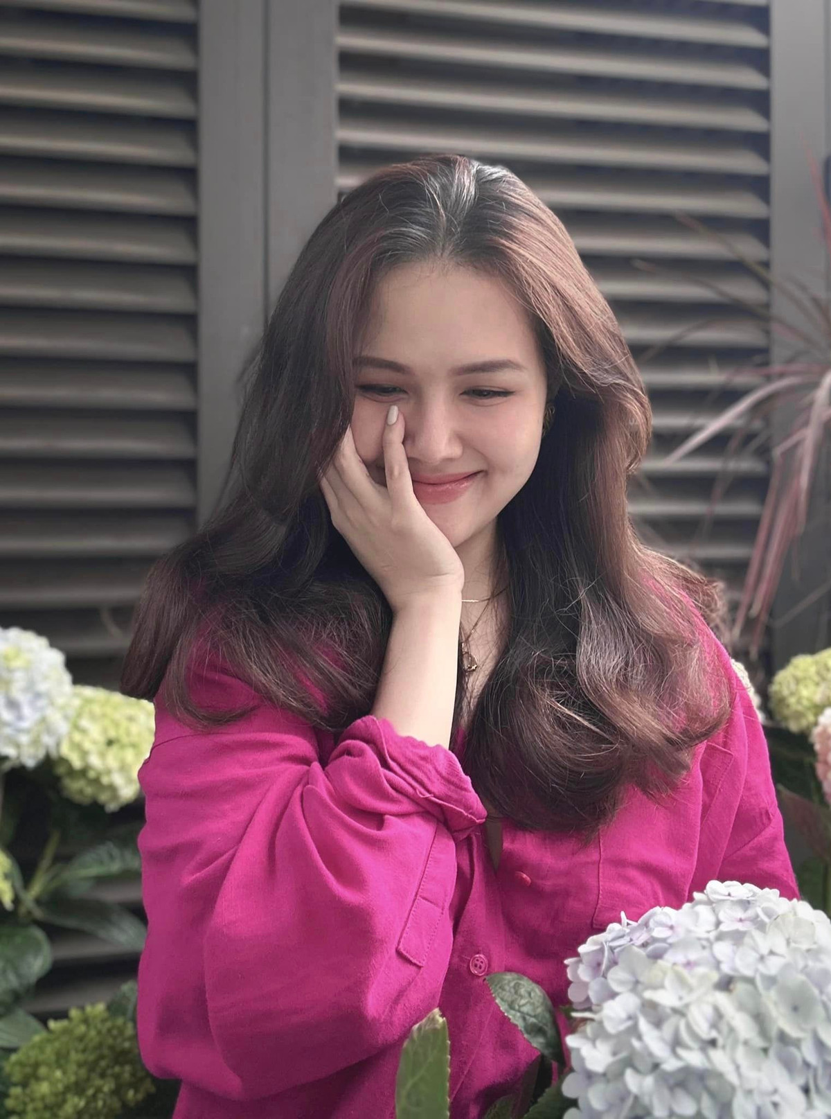 Khác với phong cách trẻ trung 10 năm trước, nàng dâu hào môn đang theo đuổi hình tượng thanh lịch, giản dị.