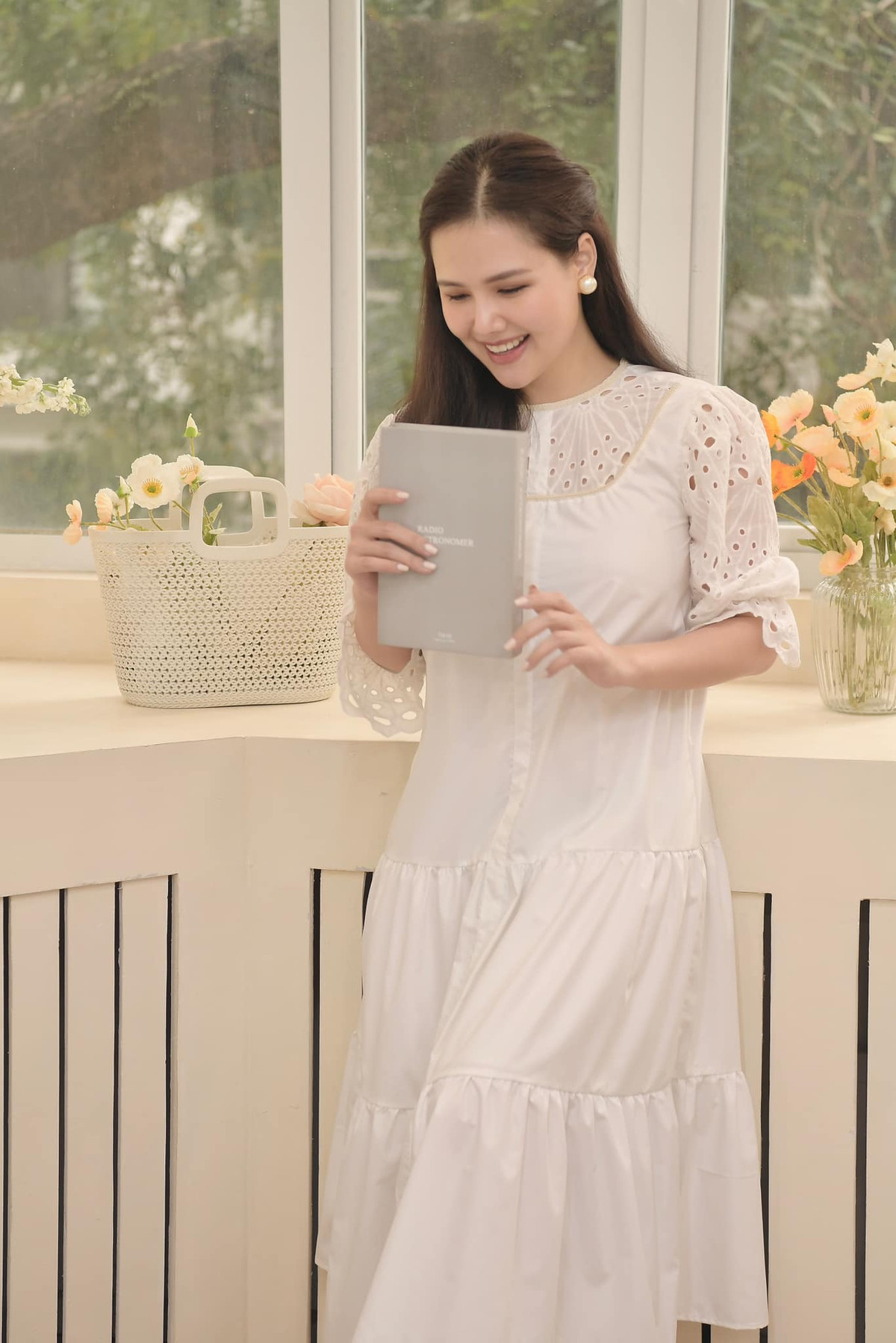 So với thời điểm 10 năm trước, khi đó cô là hot girl đình đám Hà thành, Phanh Lee của hiện tại vẫn giữ được nhan sắc trẻ đẹp dù đã làm mẹ hai con.