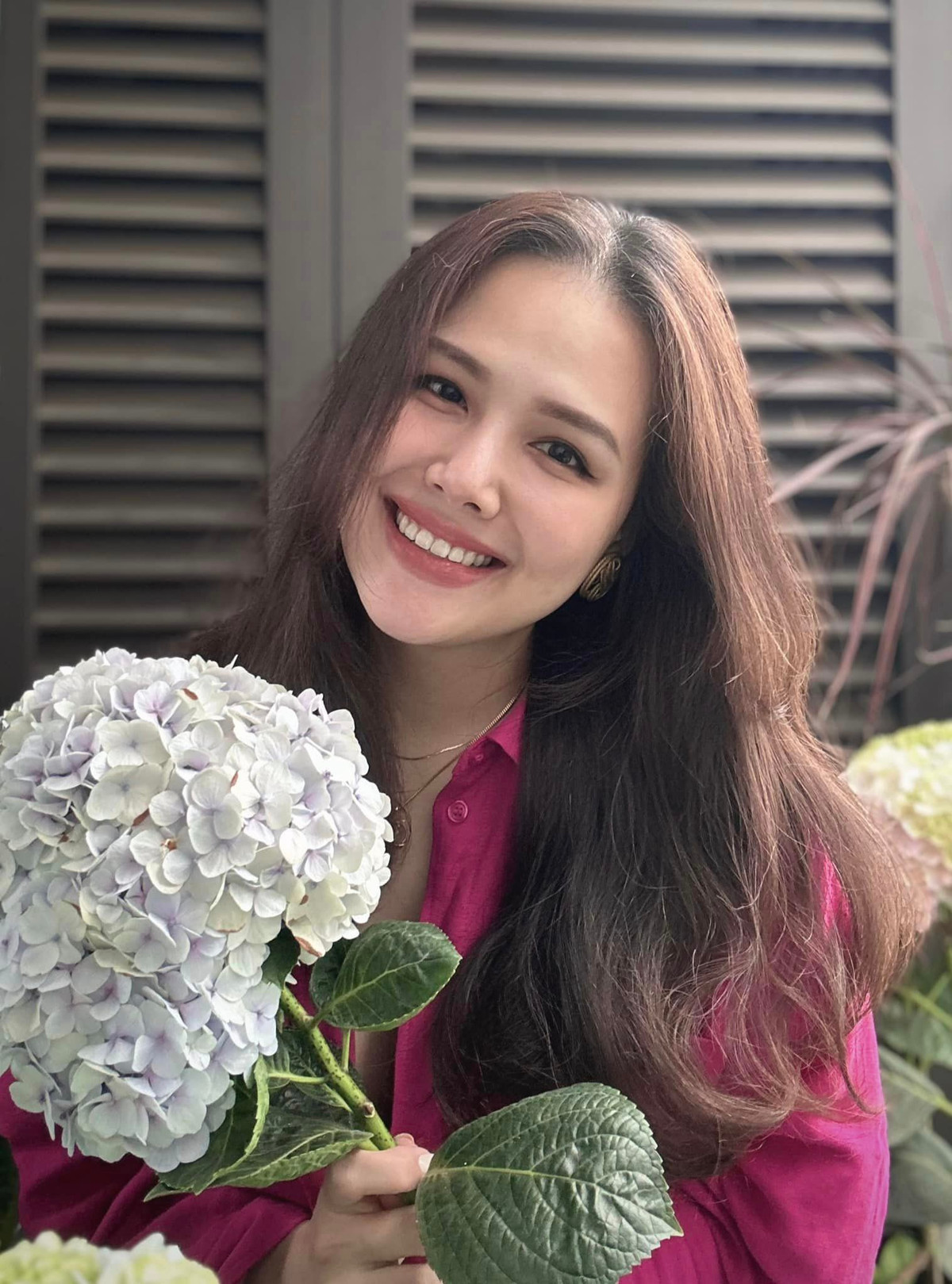 Bên dưới phần bình luận, các fan không khỏi trầm trồ với visual rạng rỡ của mẹ bỉm, thậm chí nhiều người còn hỏi xin bí quyết trang điểm vừa nhẹ nhàng, vừa sắc sảo của Phanh Lee.