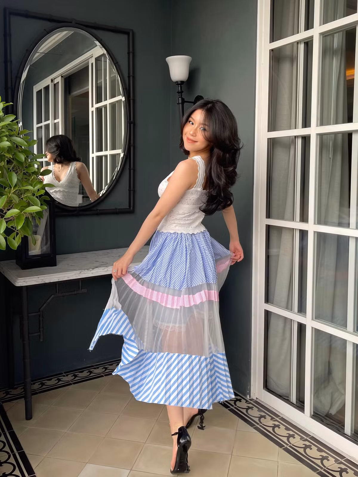 Trước đây, Quỳnh Thi theo đuổi style dễ thương, bánh bèo. Càng ngày, cô nàng càng gợi cảm và quyến rũ hơn.