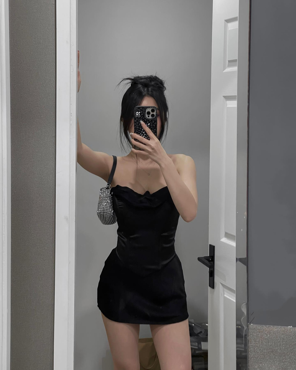 Sở hữu hình thể đẹp nên Quỳnh Thi không ngán bất kỳ một thiết kế hay trang phục cut out táo bạo nào.