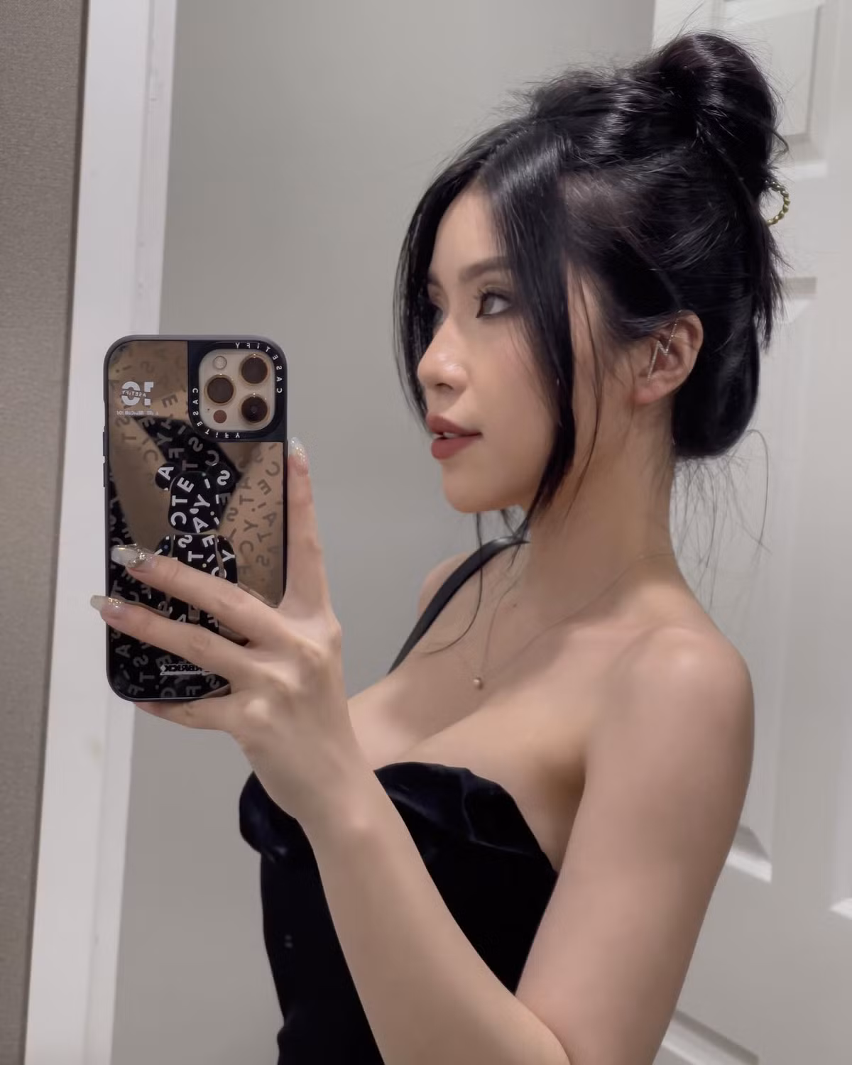 Hot girl TikTok đình đám mạng xã hội thường xuyên khoe khéo vòng một đẫy đà và căng tràn sức sống trên trang cá nhân.