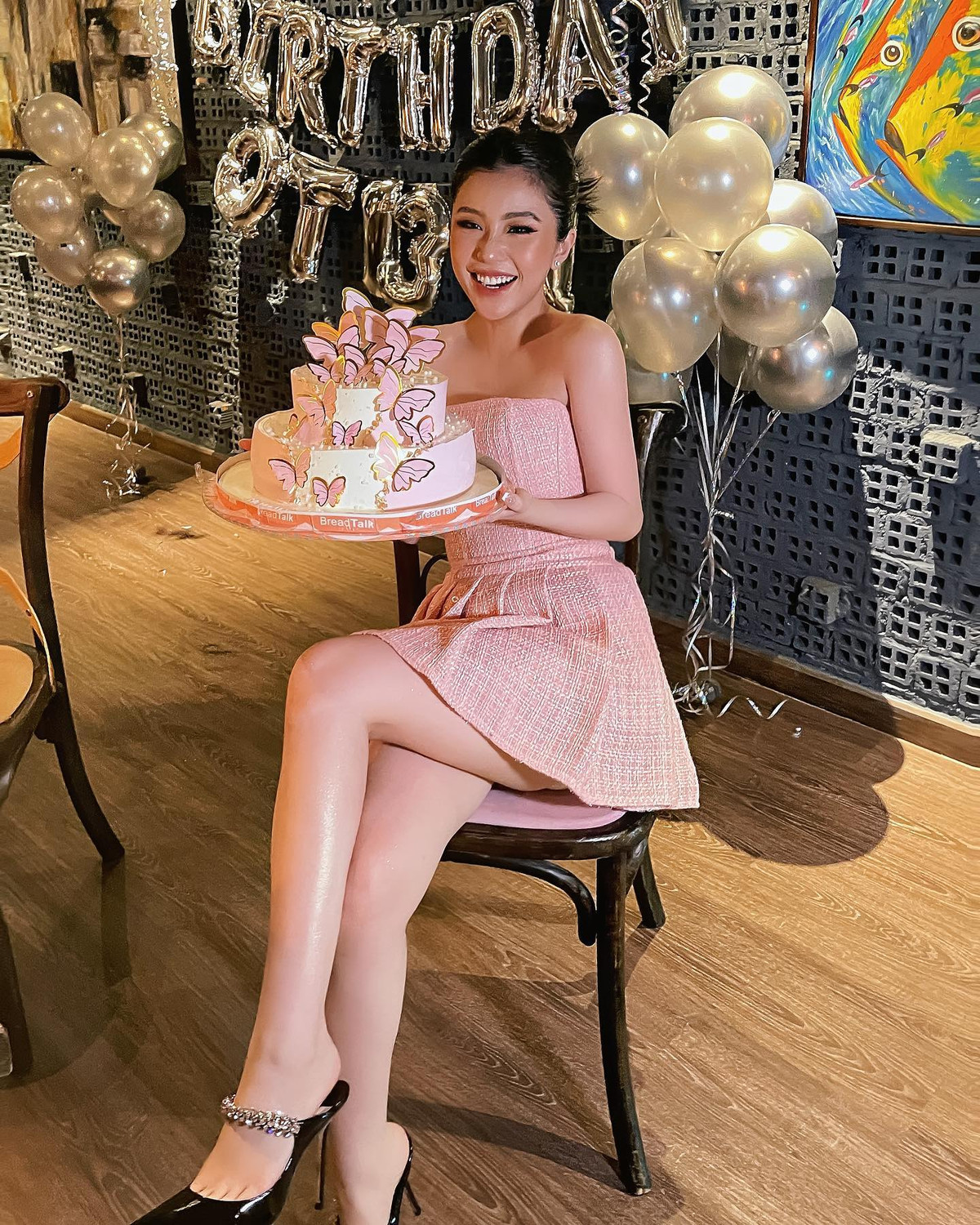 Cô nàng đúng chuẩn hot girl thế hệ mới, vừa xinh đẹp vừa đa tài khiến nhiều người ngưỡng mộ. Ảnh: FBNV