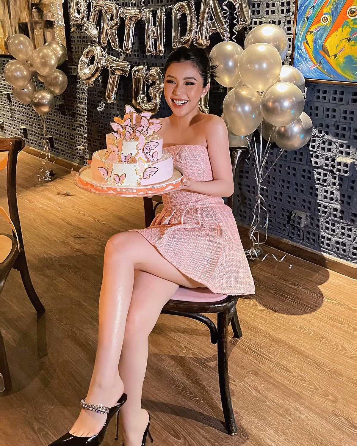 Cô nàng đúng chuẩn hot girl thế hệ mới, vừa xinh đẹp vừa đa tài khiến nhiều người ngưỡng mộ. Ảnh: FBNV