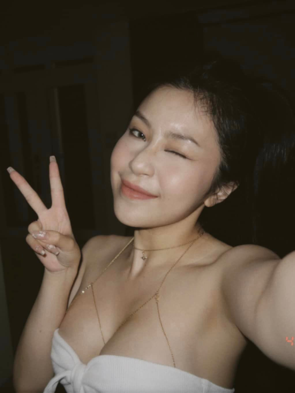 Ngoài việc nổi tiếng với các clip biến hình trên TikTok, Quỳnh Thi còn là một beauty blogger chuyên nghiệp, sở hữu gương mặt xinh như búp bê cùng nụ cười rạng rỡ cuốn hút mọi ánh nhìn.