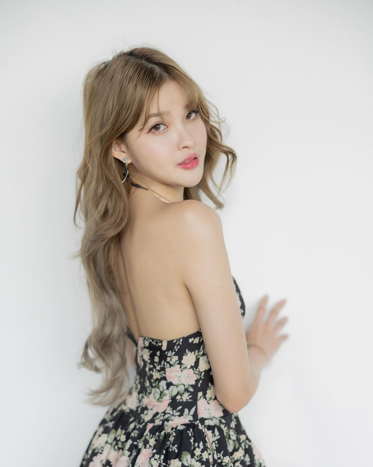 Là một trong những nữ MC xinh đẹp, đồng hành tại giải đấu APL 2023 đang diễn ra ở Thái Lan, Natty thu hút sự chú ý bởi nhan sắc xinh đẹp và lối dẫn duyên dáng.