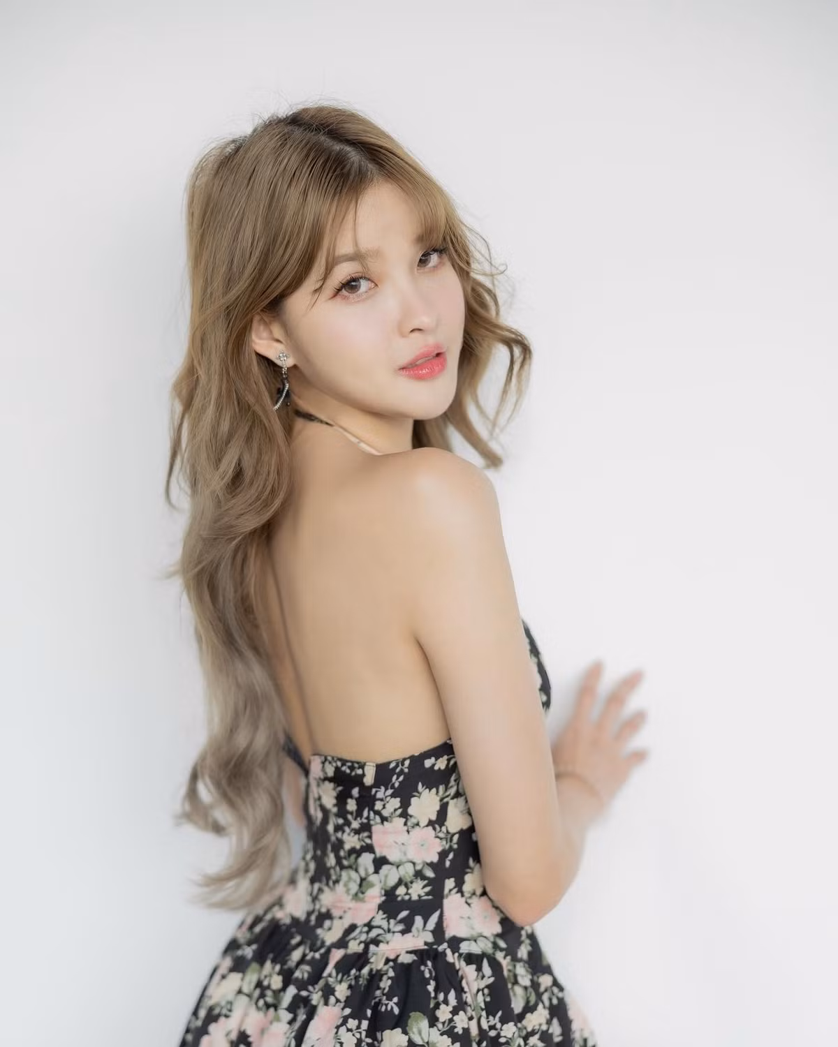 Là một trong những nữ MC xinh đẹp, đồng hành tại giải đấu APL 2023 đang diễn ra ở Thái Lan, Natty thu hút sự chú ý bởi nhan sắc xinh đẹp và lối dẫn duyên dáng.